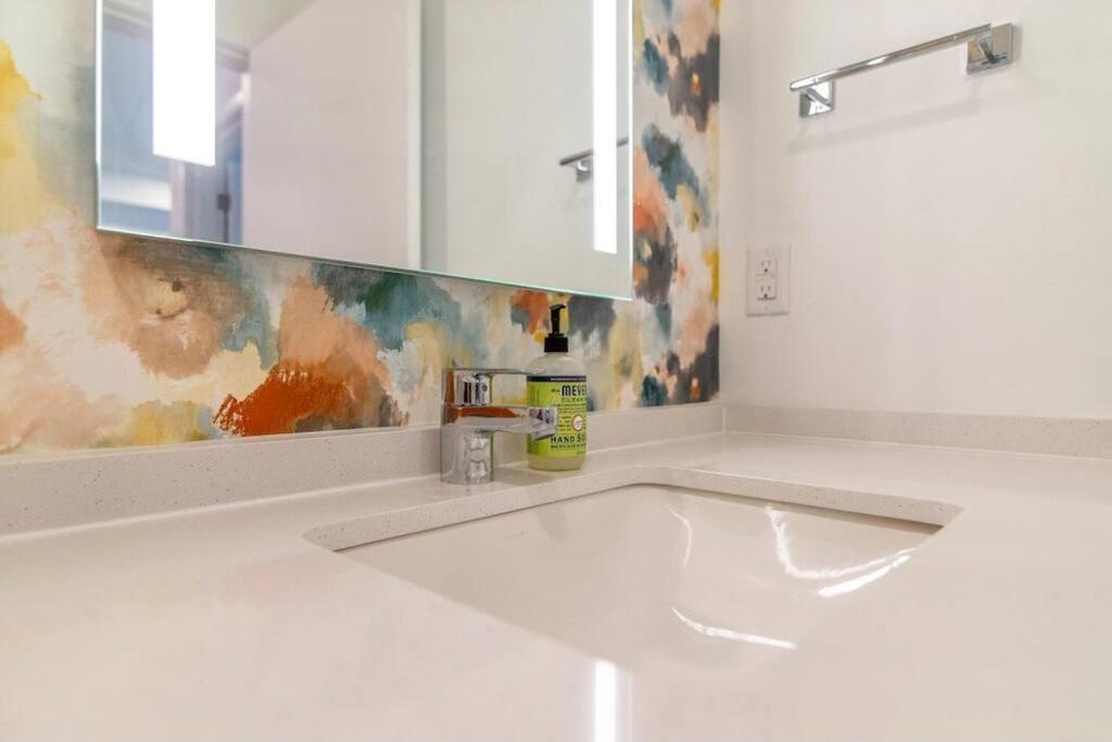 Stylish Downtown Condo W/ Pool & Parking Нэшвилл Экстерьер фото