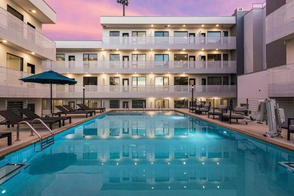 Stylish Downtown Condo W/ Pool & Parking Нэшвилл Экстерьер фото