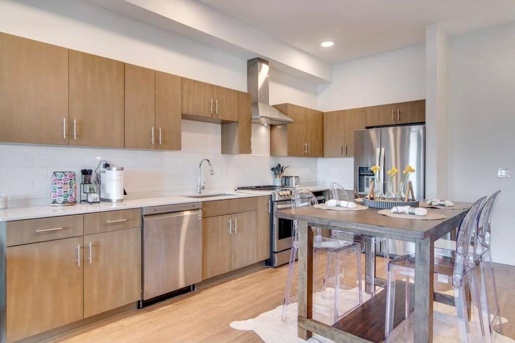 Stylish Downtown Condo W/ Pool & Parking Нэшвилл Экстерьер фото